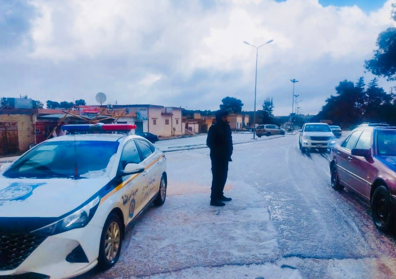 جهود مرورية مكثفة في القيقب رغم الثلوج