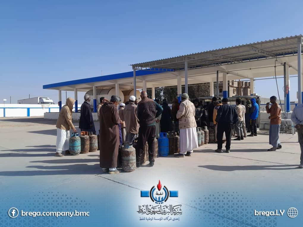 البريقة تعلن استمرارها في توزيع غاز الطهي بنقاط البيع في سبها