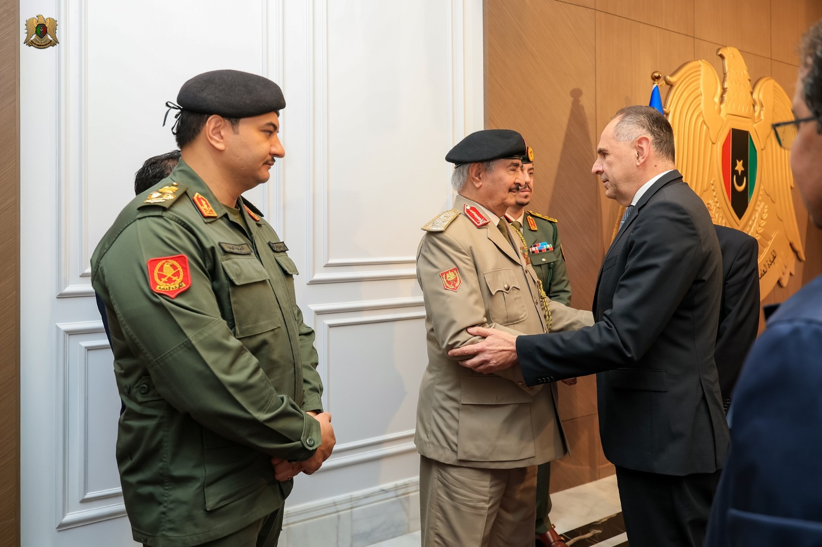 القائد العام يبحث مع وزير خارجية اليونان التعاون في مكافحة الهجرة غير الشرعية