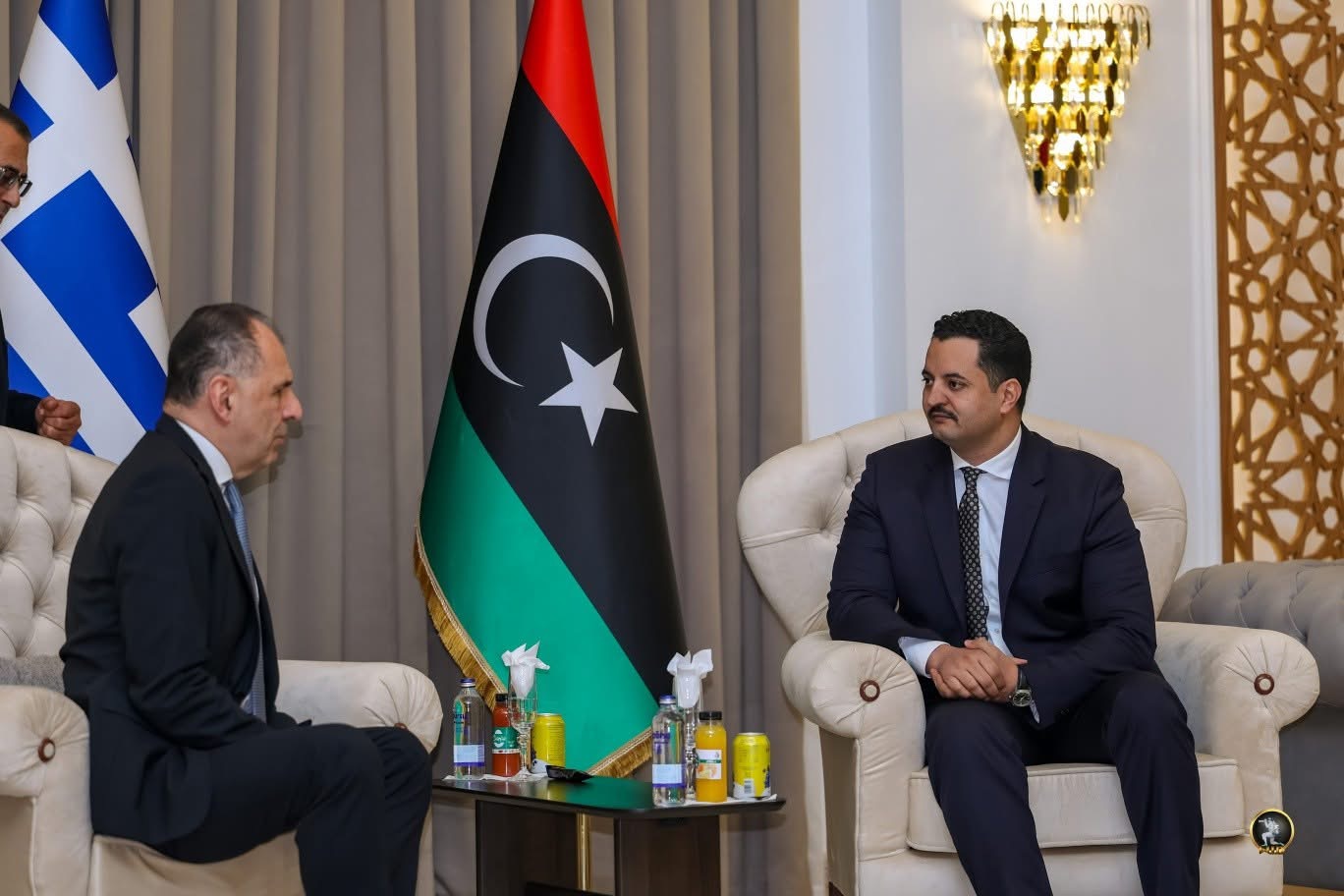 رئيس الأركان يبحث مع وزير خارجية اليونان تعزيز التعاون ومكافحة الهجرة