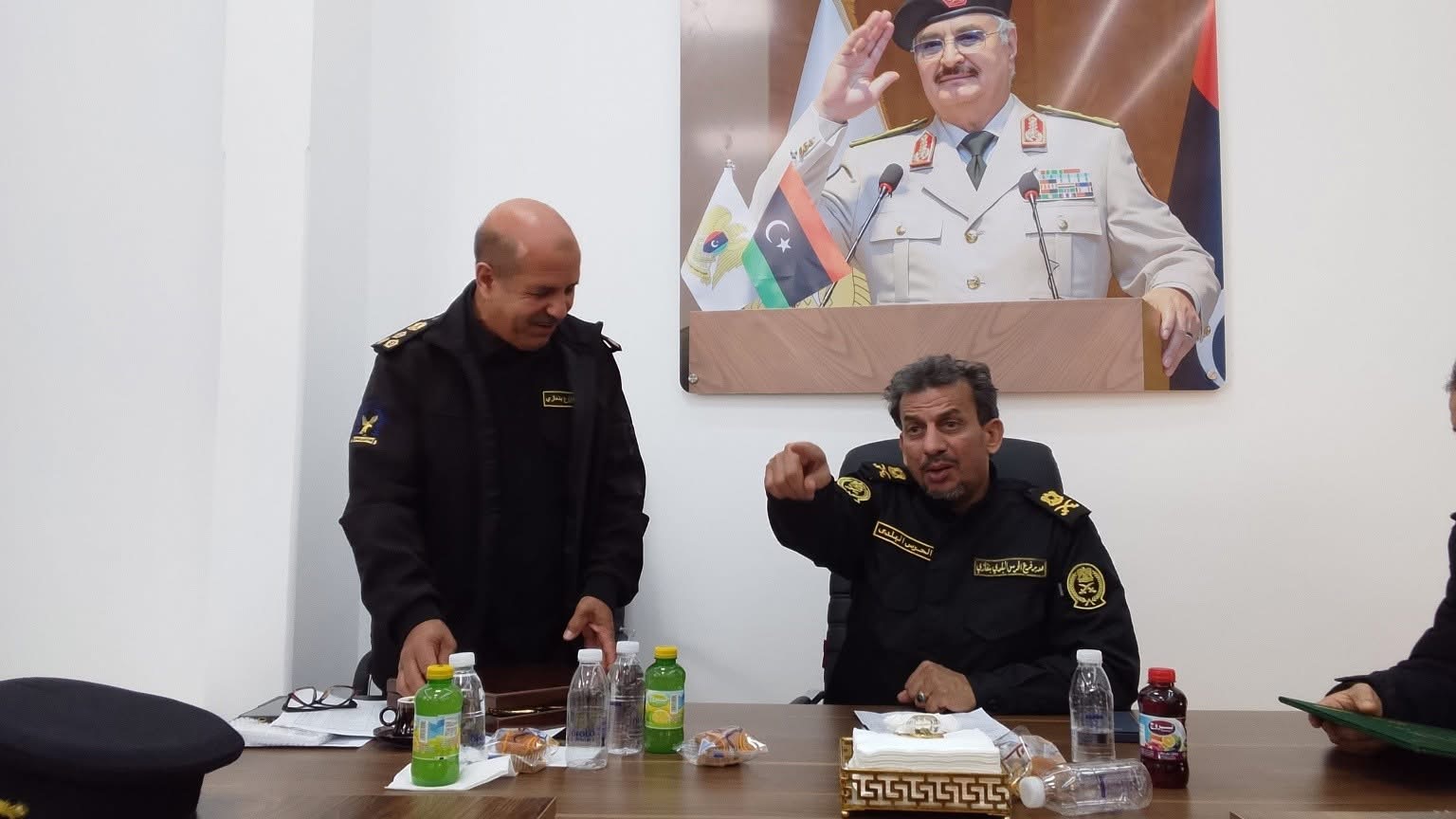 مدير الحرس البلدي بنغازي يبحث ضبط الأسواق ويكرّم المراكز المتميزة