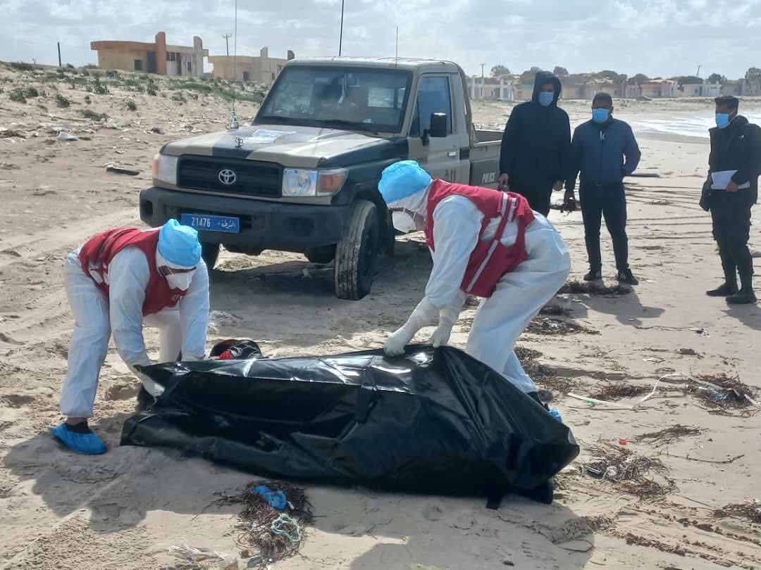 العثور على جثة مجهولة على شاطئ القره بولي واستجابة فورية للهلال الأحمر