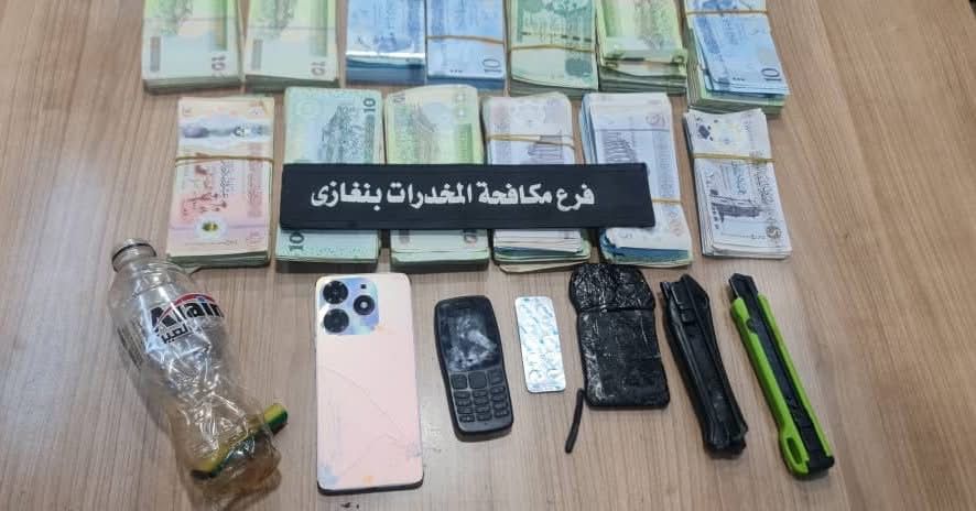 كمين محكم يكشف مواد مخدرة وأدوات ترويج في بنغازي