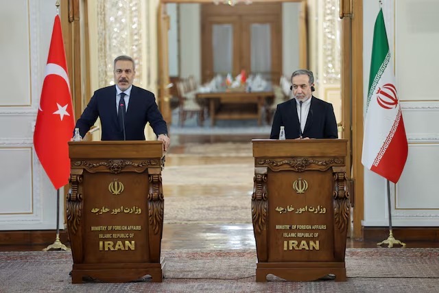 إيران تحذر تركيا من "عمليات التضليل" بعد إطلاق صاروخ باليستي