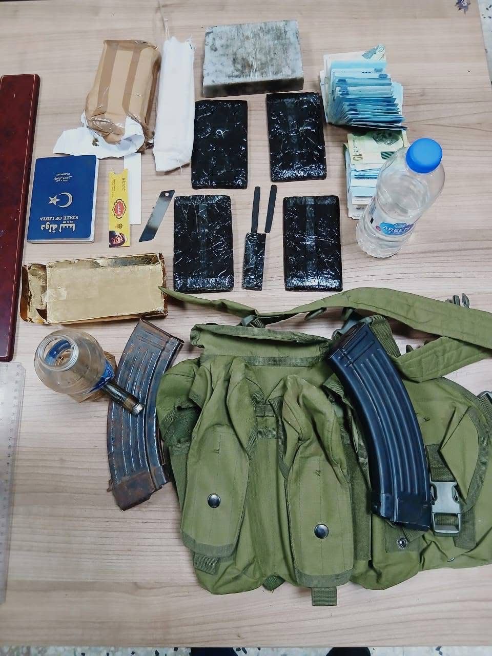 ضبط متهم بالمخدرات وكشف مخزن سري داخل منزل