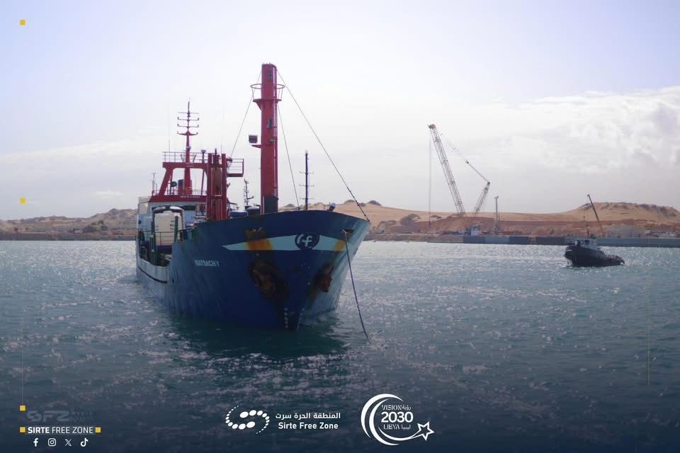 وصول سفينة تجارية إلى ميناء سرت محملة بـ 905 أطنان سماد عضوي