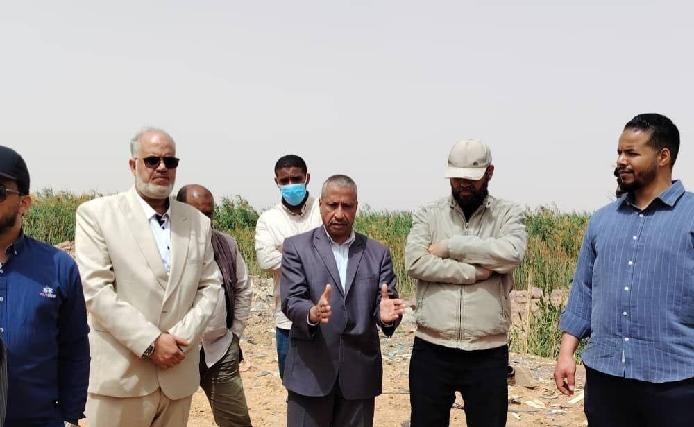 عميد بلدية سبها يحذر من كارثة بيئية محتملة جراء تهديد بحيرة الصرف الصحي بالانهيار