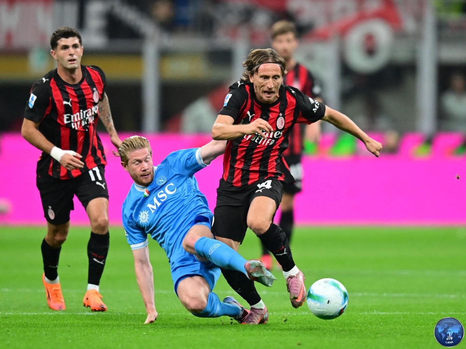 نابولي يواجه ميلان في قمة مثيرة لحسم مراكز الصدارة