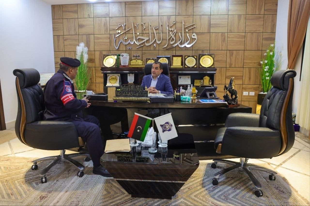 وزير الداخلية يؤكد رفع الجاهزية وتعزيز الانضباط الأمني خلال اجتماع تفتيشي في بنغازي