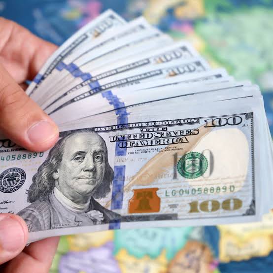 تراجع سعر الدولار إلى 7.94 دينار بعد إعلان اتفاق توحيد الإنفاق العام