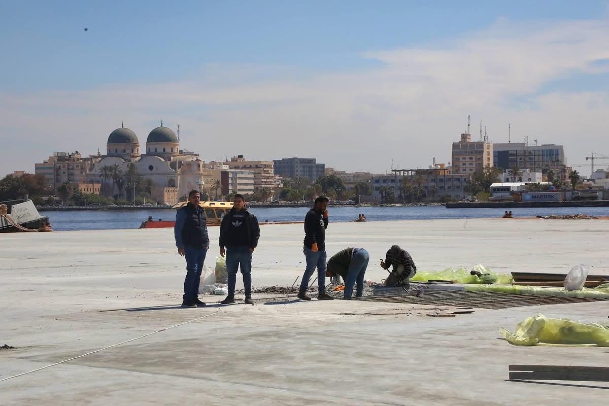 تواصل أعمال تطوير ورصف الساحات بميناء المنطقة الحرة جليانة بنسبة إنجاز 60%