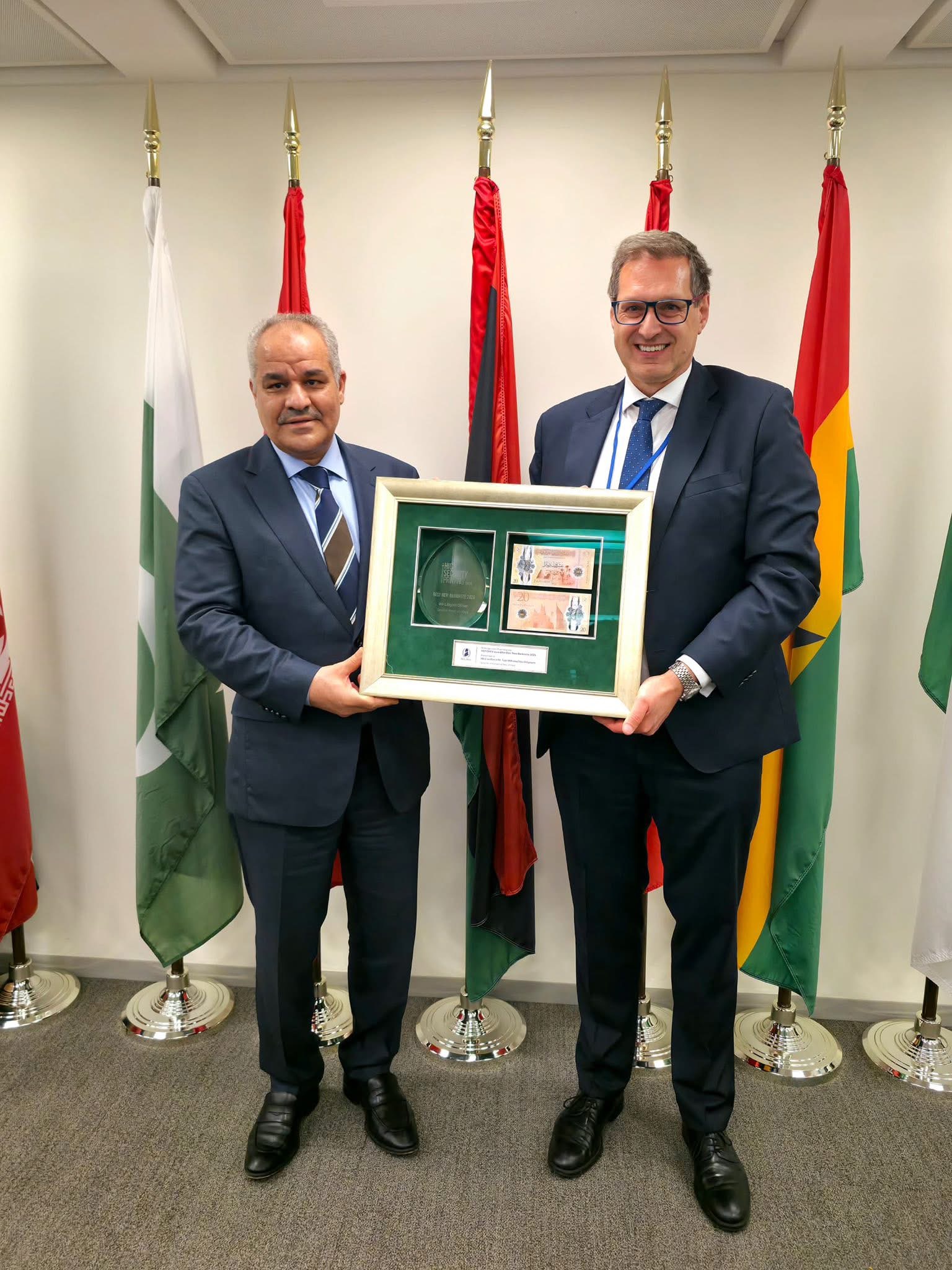 ناجي عيسى يبحث مع “دي لا رو” بواشنطن طباعة الفئات النقدية الجديدة