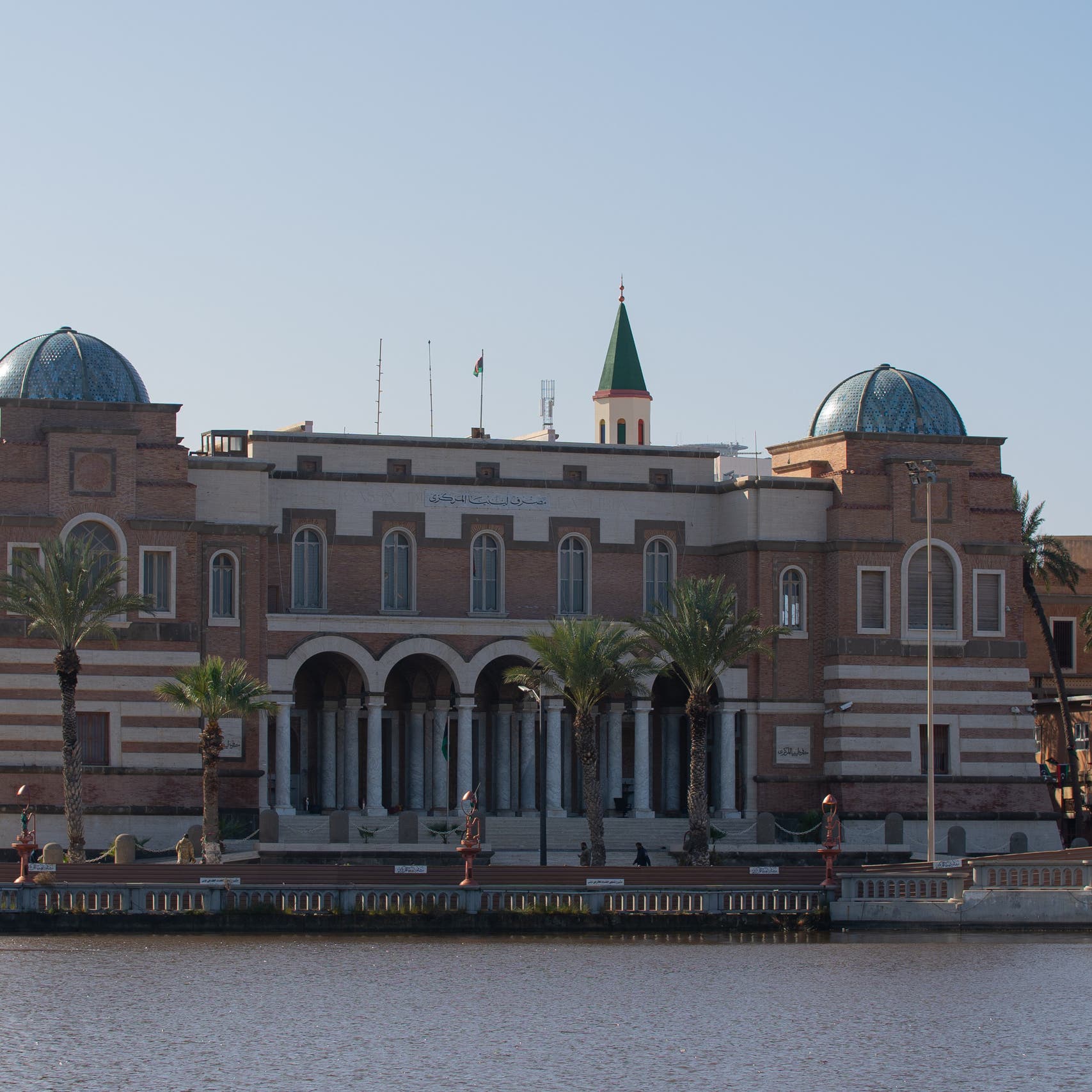 المركزي ينظم بيع النقد الأجنبي للأغراض الشخصية نقداً