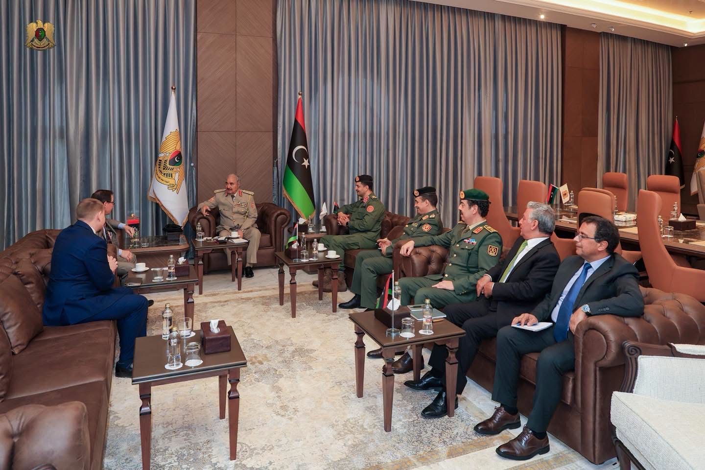 القائد العام يستقبل سفير روسيا لدى ليبيا ويبحثان تعزيز التعاون الأمني والعلاقات الثنائية