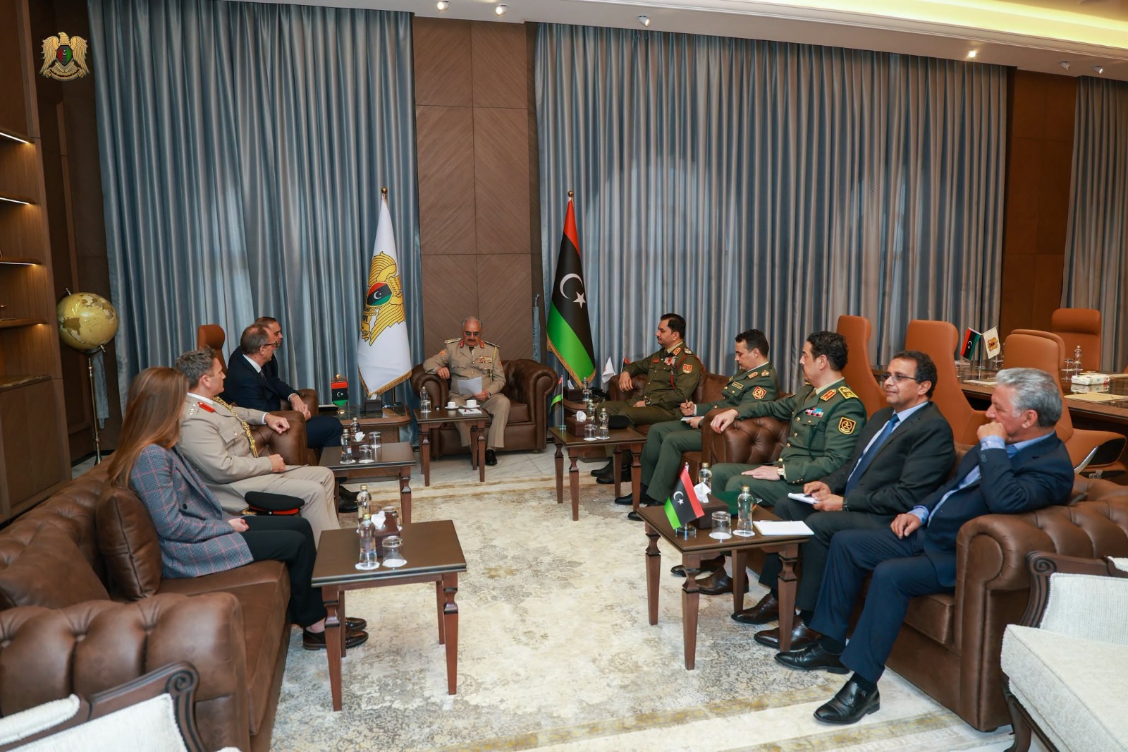 القائد العام وسفير المملكة المتحدة يبحثان تطورات العملية السياسية