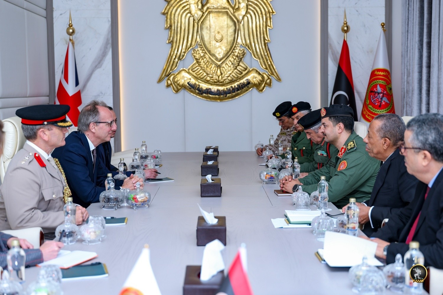 الفريق خالد حفتر يناقش مع سفير المملكة المتحدة آخر المستجدات على الساحتين المحلية والإقليمية