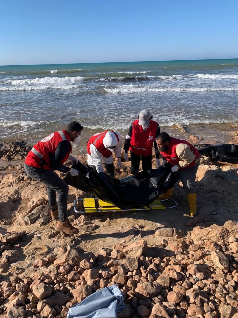 الهلال الأحمر طبرق يواصل الاستجابة الإنسانية وانتشال جثة جديدة في موقع حادث المركب