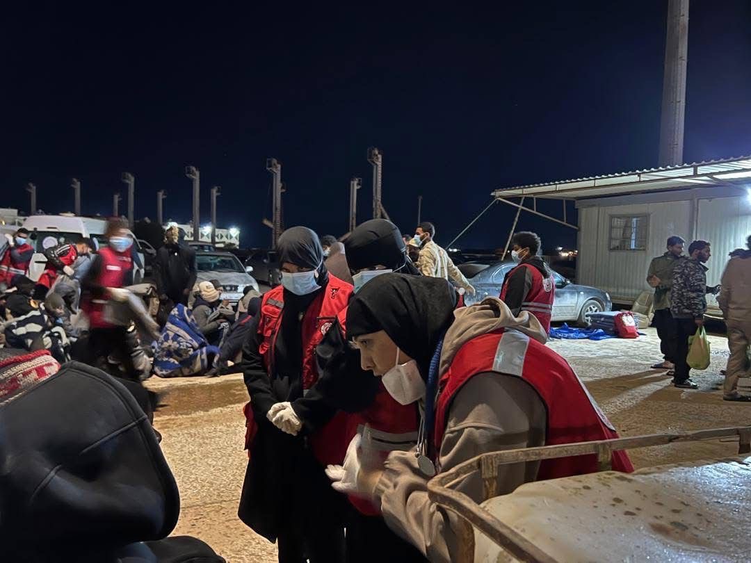 إنقاذ 41 مهاجرًا في عرض البحر واستجابة إنسانية عاجلة للهلال الأحمر الليبي