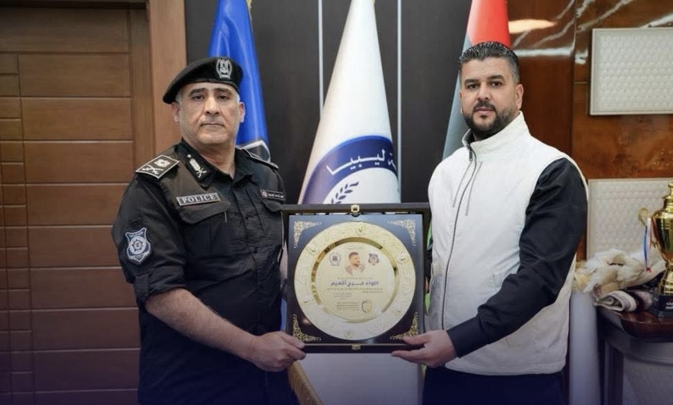 وكيل وزارة الداخلية يبحث تطوير أداء المباحث الجنائية ويُكرَّم في بنغازي