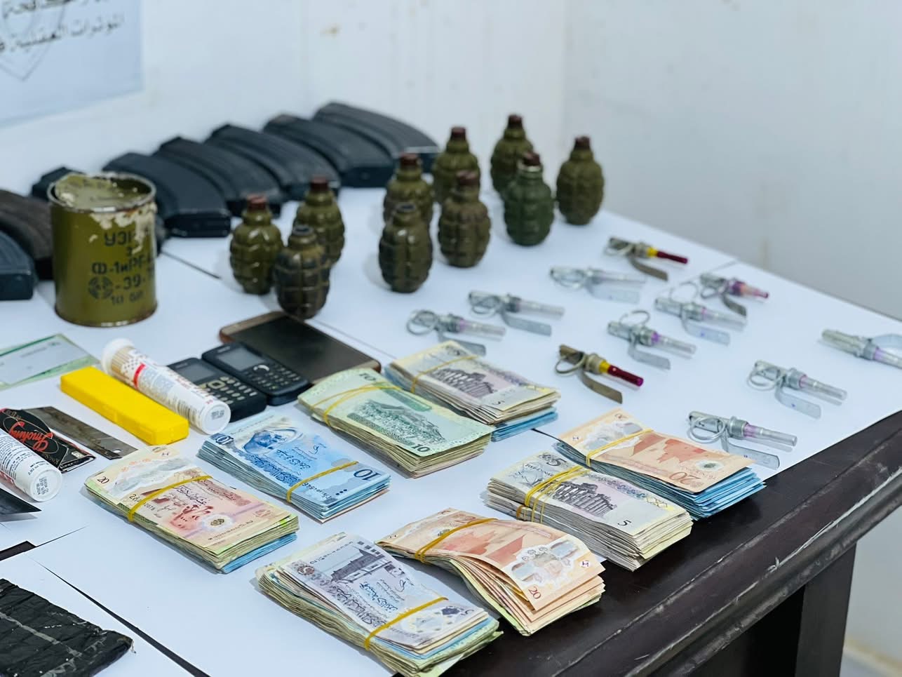 ضبط تشكيل عصابي خطير بحوزته مخدرات وأسلحة وقنابل يدوية داخل منزل في أجدابيا