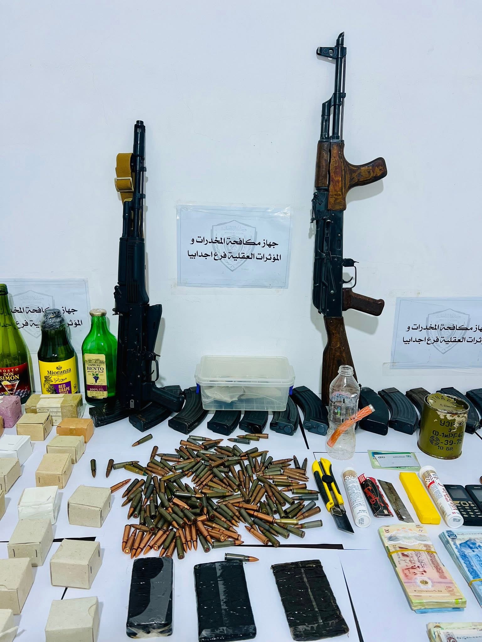 ضبط تشكيل عصابي خطير بحوزته مخدرات وأسلحة وقنابل يدوية داخل منزل في أجدابيا