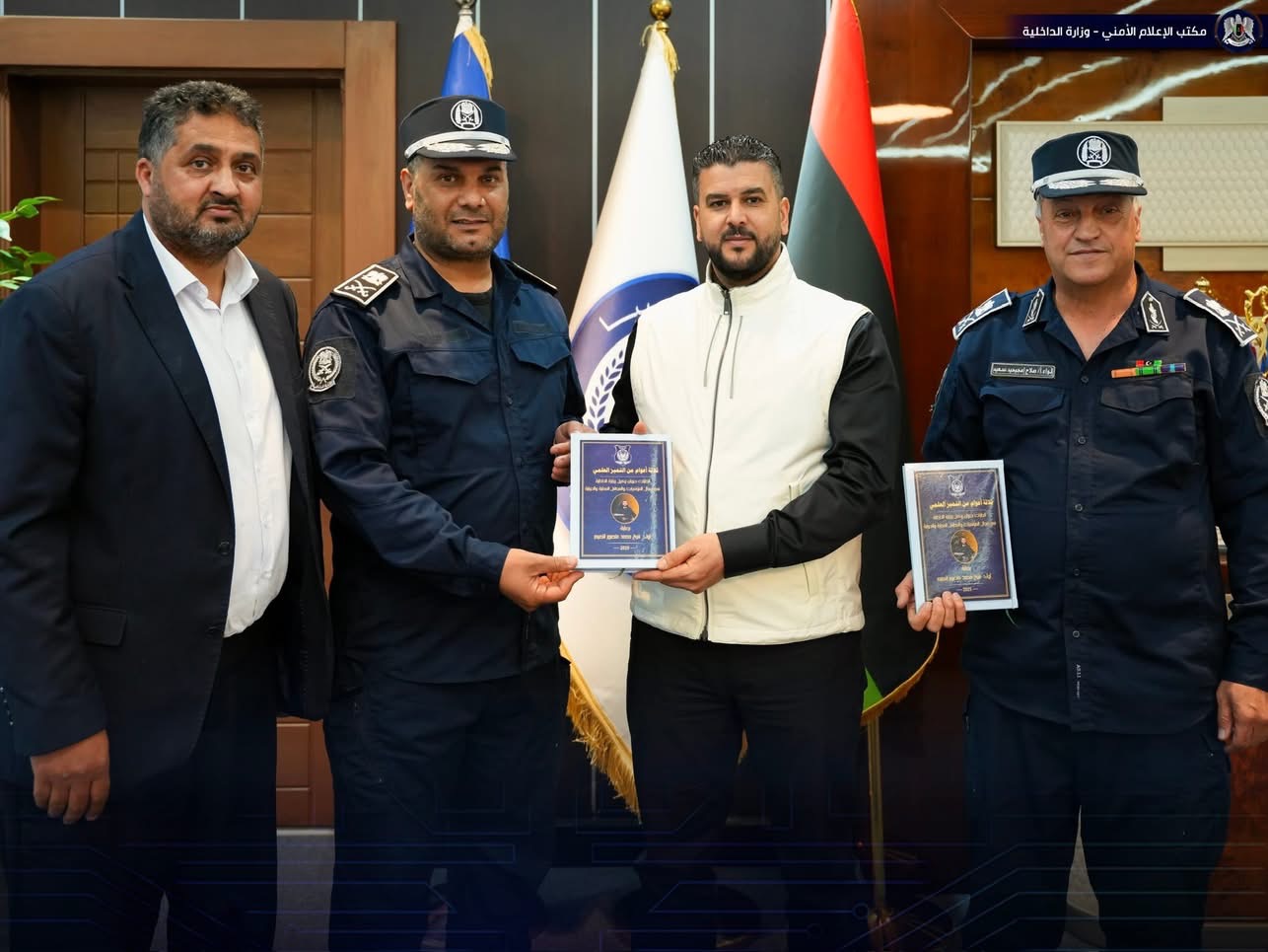 وكيل وزارة الداخلية يأذن بنشر كتاب يوثّق ثلاث سنوات من التميّز العلمي