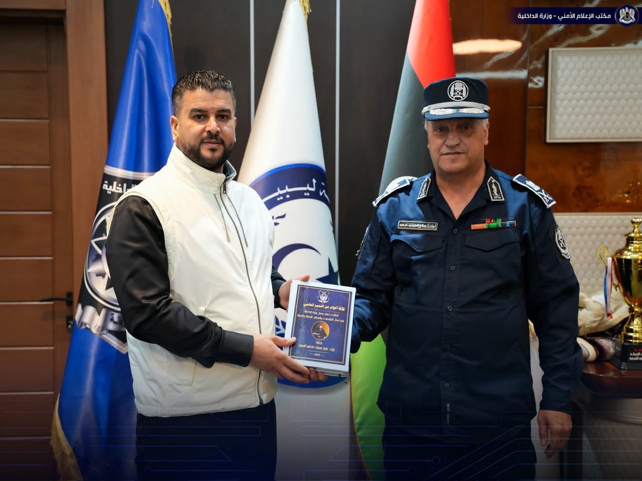 وكيل وزارة الداخلية يأذن بنشر كتاب يوثّق ثلاث سنوات من التميّز العلمي