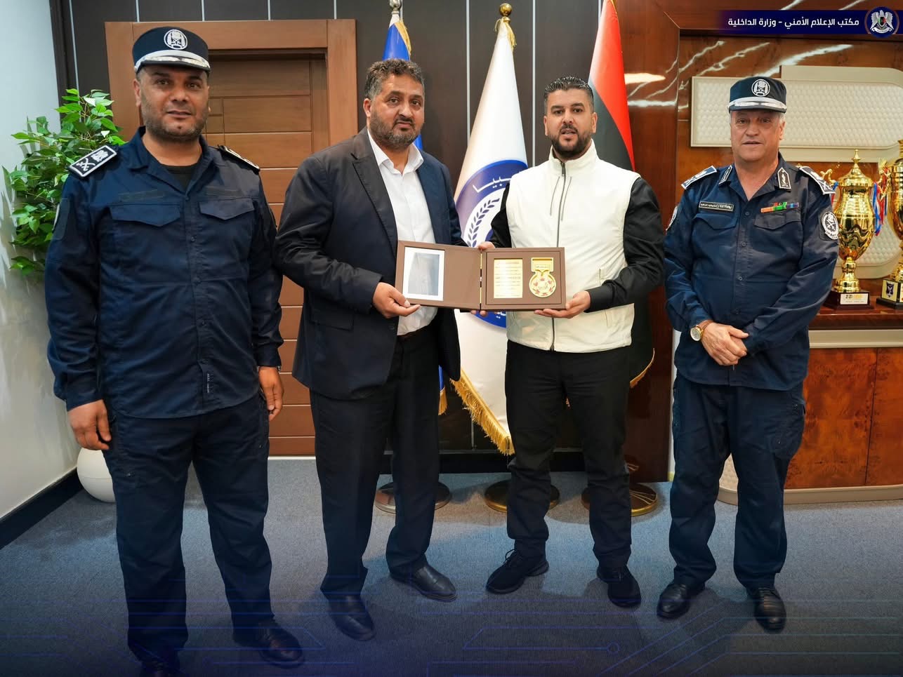 وكيل وزارة الداخلية يأذن بنشر كتاب يوثّق ثلاث سنوات من التميّز العلمي