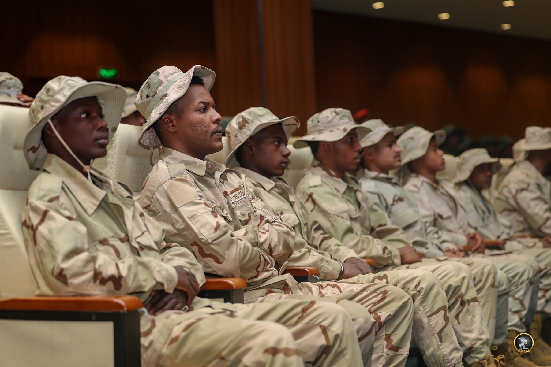 رئيس الأركان العامة يلتقي ضباط المنطقة الجنوبية  ويؤكد أهمية رفع الجاهزية لتعزيز الأمن