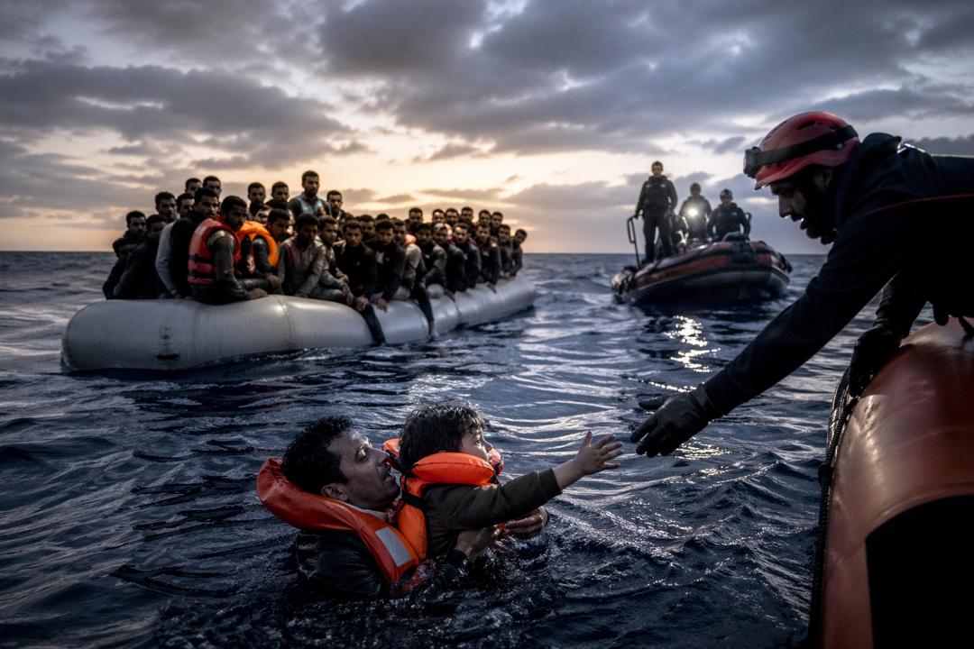تقرير / المتوسط يضيق بالمهاجرين.. إنقاذ المئات وحصيلة كارثية لأعداد الضحايا