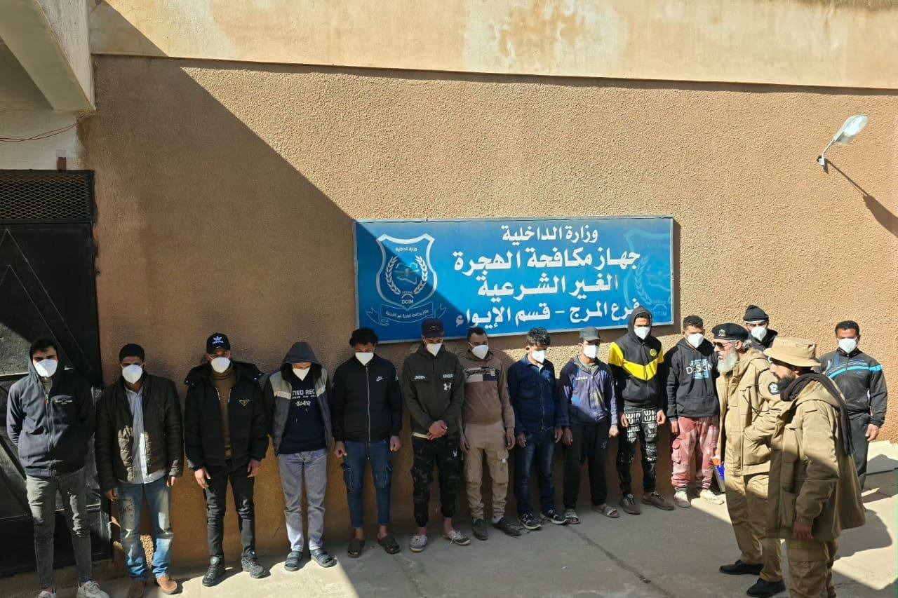 مكافحة الهجرة غير الشرعية: ترحيل عدد من المهاجرين على عدة دفعات