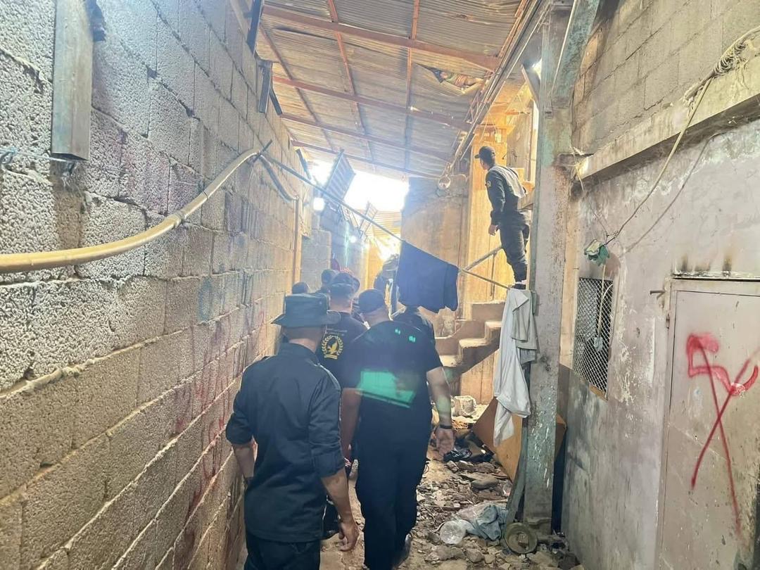 الحرس البلدي ببنغازي يخلي مساكن عمالة وافدة ويزيل الهياكل العشوائية