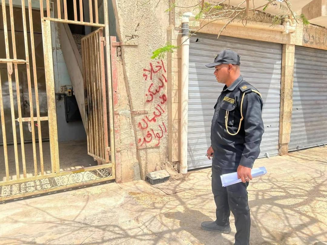 الحرس البلدي ببنغازي يخلي مساكن عمالة وافدة ويزيل الهياكل العشوائية