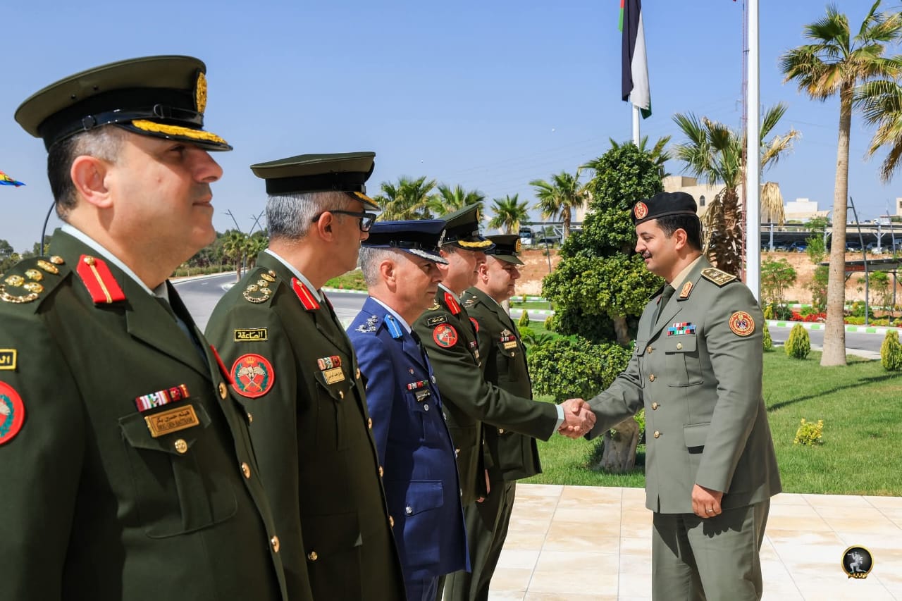الفريق خالد حفتر يصل إلى مقر القيادة العامة للجيش الأردني