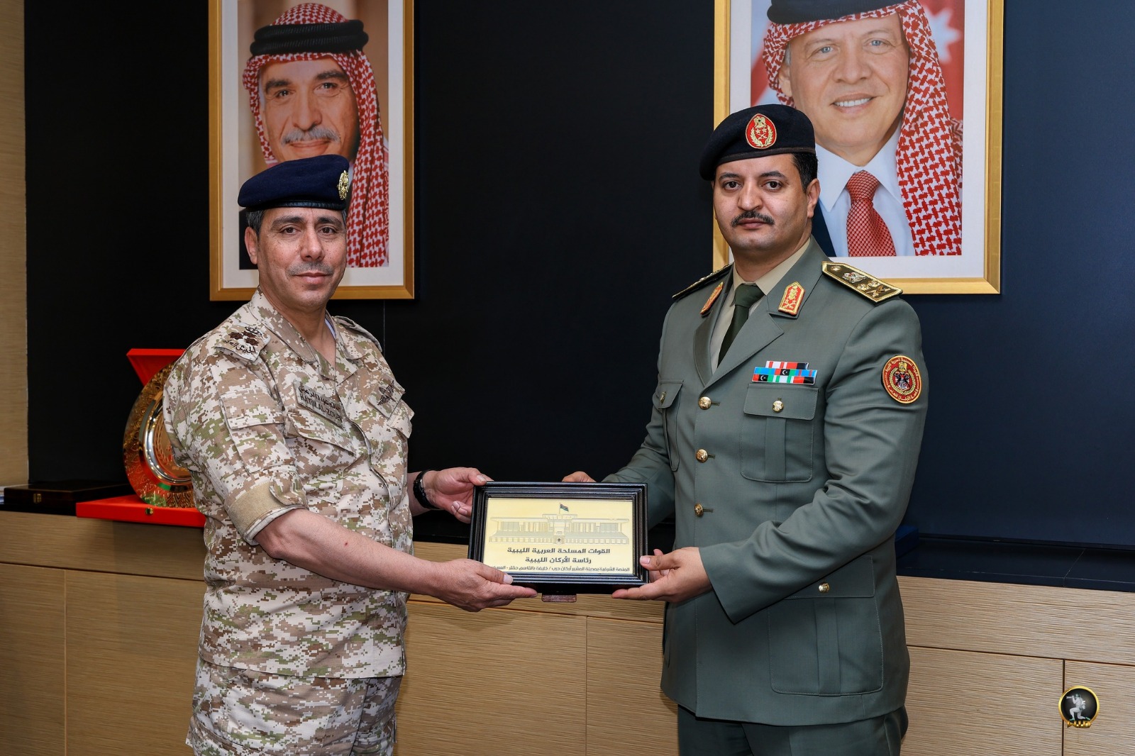 الفريق خالد حفتر يزور مركز الأمن وإدارة الأزمات في الأردن