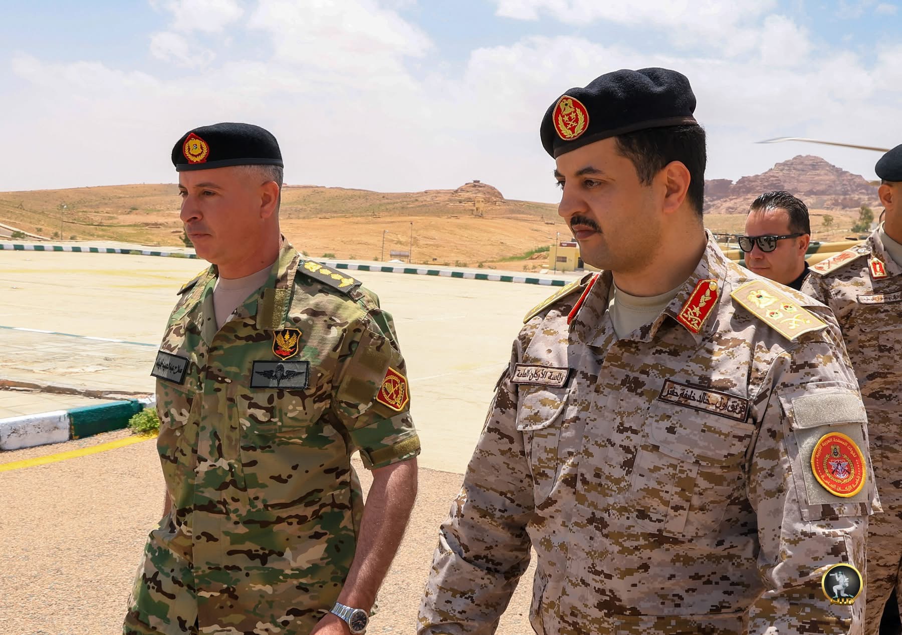 رئيس الأركان العامة يتابع تدريبات القوات المسلحة الليبية في الأردن