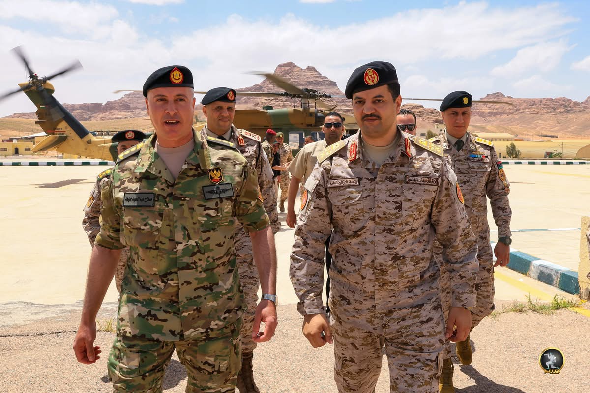 رئيس الأركان العامة يتابع تدريبات القوات المسلحة الليبية في الأردن