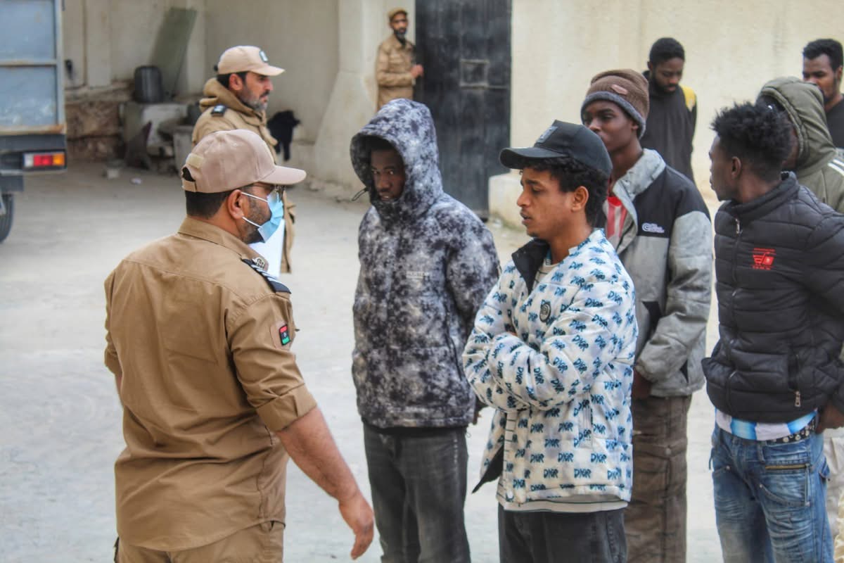 جهاز مكافحة الهجرة غير الشرعية يرحّل 72 مهاجرًا ويضبط متورطين في التهريب بمدينة البيضاء