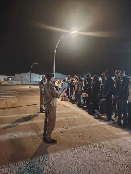 جهاز مكافحة الهجرة غير الشرعية يرحّل 70 مهاجرًا تشاديًا من بنغازي إلى مركز إيواء الكفرة
