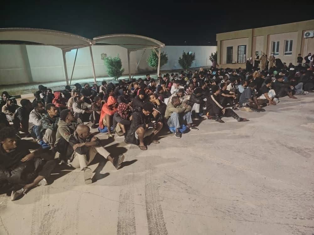 جهاز مكافحة الهجرة غير الشرعية يرحّل 221 مهاجرًا من بنغازي الكبرى تمهيدًا لإعادتهم إلى بلدانهم