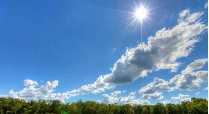 أجواء معتدلة على معظم المناطق مع فرص لأمطار خفيفة شرقاً وجنوباً