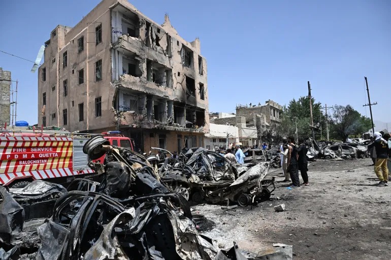باكستان..عشرات القتلى والجرحى بانفجار يستهدف قطاراً