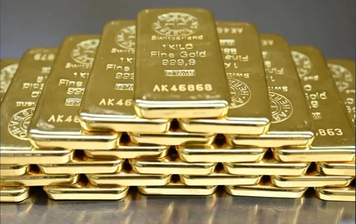 أسعار الذهب تتراجع عالمياً وسط تصاعد التوترات وارتفاع أسعار النفط
