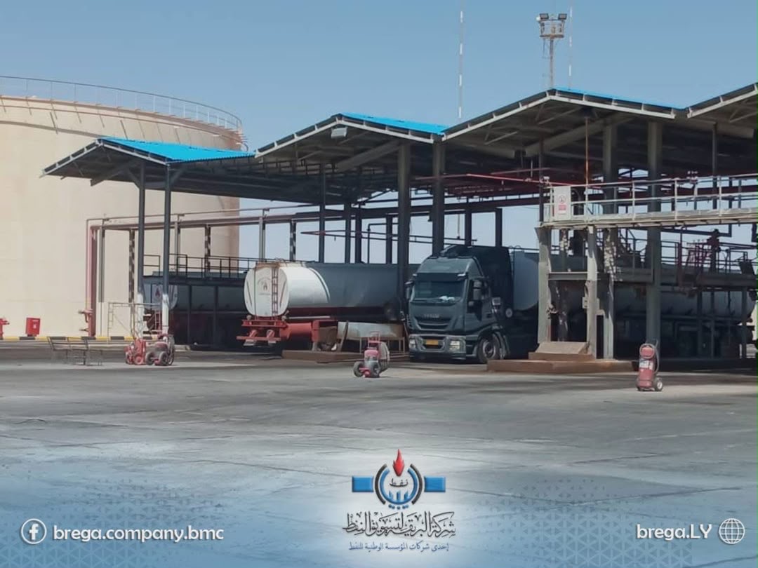 وصول شحنة وقود ضخمة إلى مستودع سبها النفطي من مصراتة