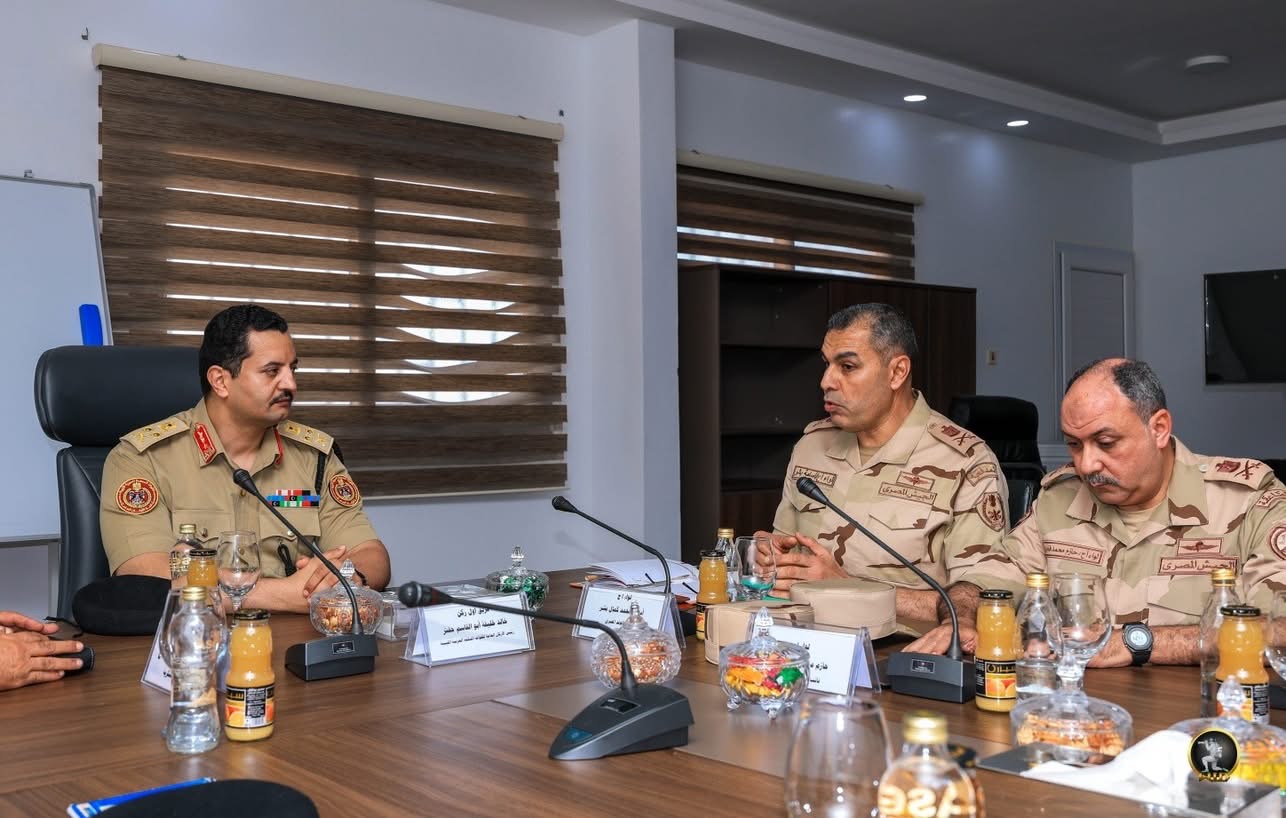 رئيس الاركان العامة للقوات المسلحة الفريق اول ركن  خالد حفتر يبحث مع وفد مصري تطوير وتحديث الكليات العسكرية الليبية بتوكرة