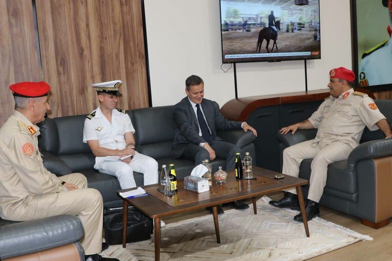 الأمين العام للقيادة العامة يبحث مع السفير الفرنسي سبل تعزيز التعاون العسكري
