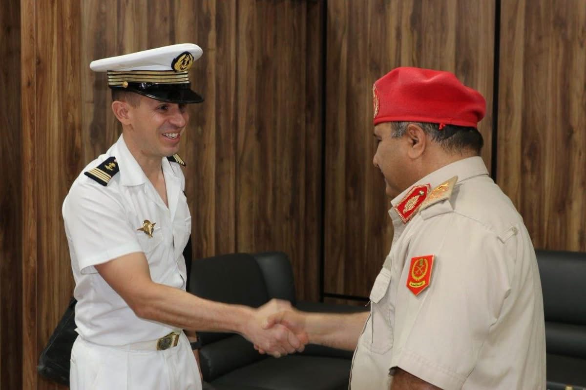 الأمين العام للقيادة العامة يبحث مع السفير الفرنسي سبل تعزيز التعاون العسكري