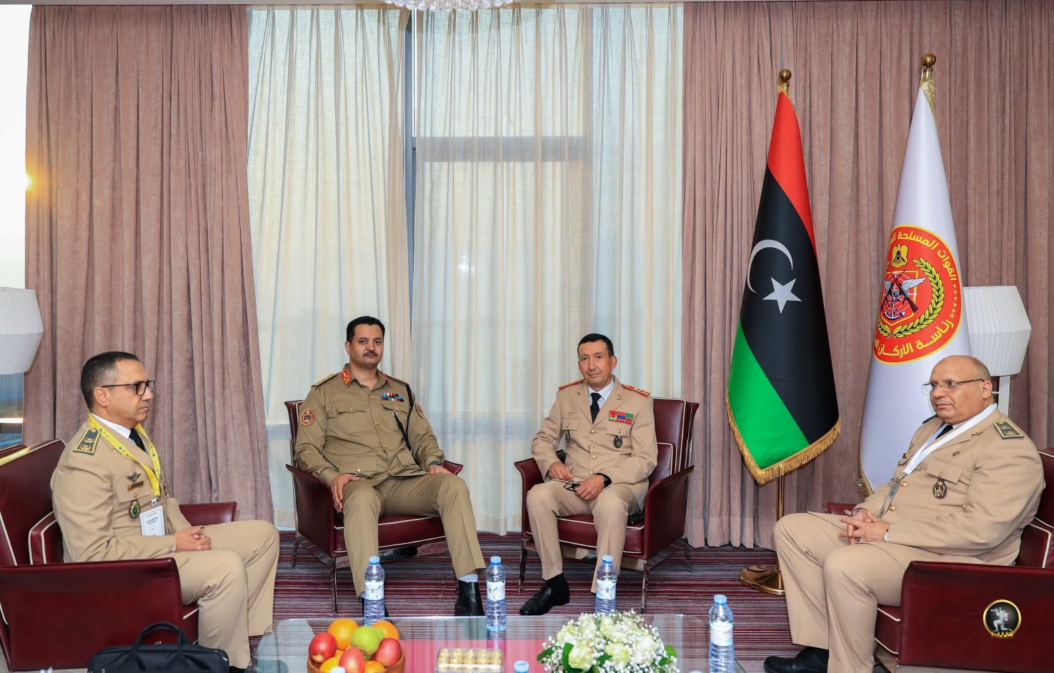 رئيس الأركان العامة للقوات المسلحة الفريق أول ركن خالد حفتر يبحث مع المفتش العام للقوات المسلحة المغربية تعزيز التعاون العسكري