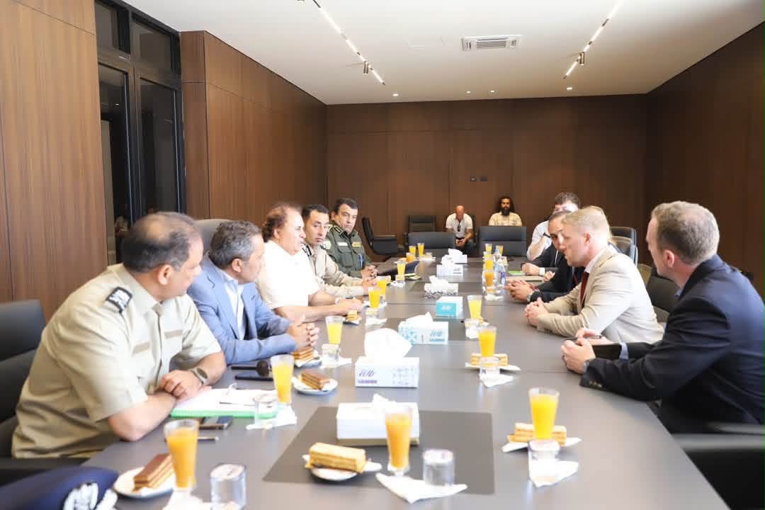 وفد الخارجية البريطانية يشيد بمعايير الأمن والتطوير في مطار بنينا الدولي