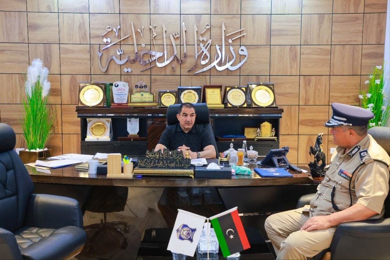 أبوزريبة يناقش مع مدير أمن أوباري سبل تعزيز الجاهزية الأمنية بالمديرية